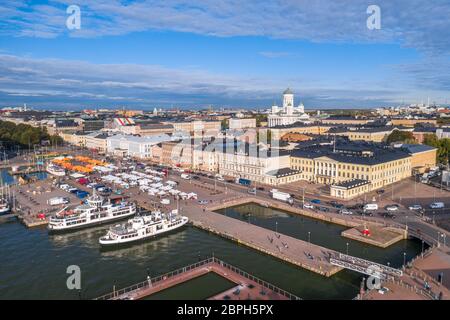 Vista aerea dello skyline di Helsinki in estate con il mercato, la Cattedrale di Helsinki e il Palazzo Presidenziale. Finlandia Foto Stock