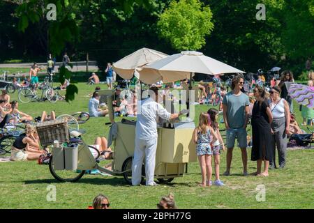 Vendita di gelati nel mezzo del parco Oosterpark Amsterdam Olanda 2020 Foto Stock