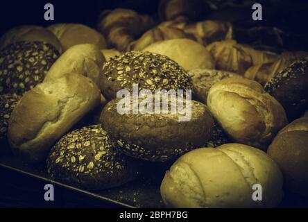 Conigli di pane integrale con sesamo, panetteria e cibo Foto Stock