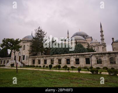 Parete con molte finestre intorno alla Moschea Süleymaniye di Istanbul Foto Stock