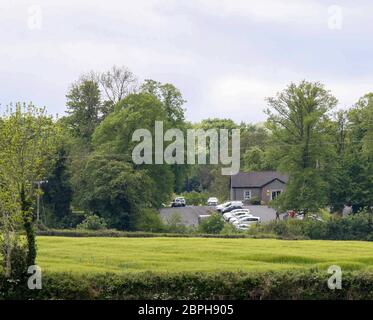 Edenmore Golf Club, Magheralin, Co Down, Irlanda del Nord. 19 maggio 2020. Il golf è ripreso ancora in Irlanda del Nord dopo che ieri l'esecutivo dell'Irlanda del Nord ha alleggerito le restrizioni di blocco (lunedì 18 maggio). Il golf è ora permesso benchè ci siano naturalmente protocolli in atto e la distanza sociale deve essere mantenuta. Auto nel parcheggio presso il campo County Down. Credit: CAZIMB/Alamy Live News. Foto Stock