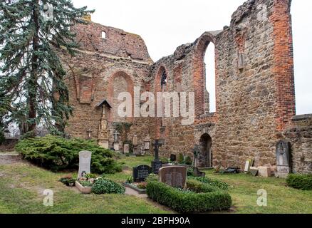 Antico cimitero in rovina chiesa di San Nicola, Nikolai-Kirche, Bautzen , Germania Foto Stock