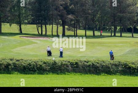 Edenmore Golf Club, Magheralin, Co Down, Irlanda del Nord. 19 maggio 2020. Il golf è ripreso ancora in Irlanda del Nord dopo che ieri l'esecutivo dell'Irlanda del Nord ha alleggerito le restrizioni di blocco (lunedì 18 maggio). Il golf è ora permesso benchè ci siano naturalmente protocolli in atto e la distanza sociale deve essere mantenuta. Un fourball sul campo. Credit: CAZIMB/Alamy Live News. Foto Stock