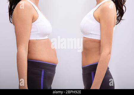 Vista laterale della prima e dopo il concetto che mostra il grasso a Slim donna su sfondo grigio Foto Stock