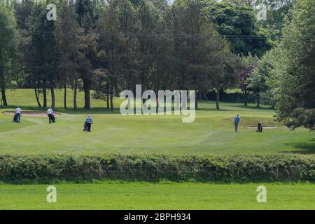 Edenmore Golf Club, Magheralin, Co Down, Irlanda del Nord. 19 maggio 2020. Il golf è ripreso ancora in Irlanda del Nord dopo che ieri l'esecutivo dell'Irlanda del Nord ha alleggerito le restrizioni di blocco (lunedì 18 maggio). Il golf è ora permesso benchè ci siano naturalmente protocolli in atto e la distanza sociale deve essere mantenuta. Un fourball sul campo di Edenmore. Credit: CAZIMB/Alamy Live News. Foto Stock