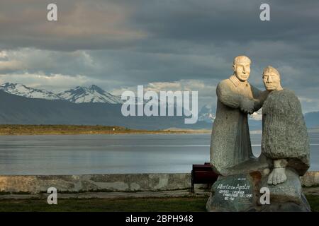 Scultura in pietra dell'esploratore Alberto de Agostini e di un indigeno a Puerto Natales, Patagonia, Cile Foto Stock