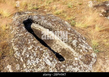 Vista del primo Medioevo non-antropomorfi Tomba del settimo o ottavo secolo presso la necropoli Forcadas sito nelle vicinanze di Fornos de Algodres, Beira Alta, Por Foto Stock