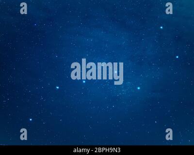 Davvero il cielo del nord con grande costellazione del bilanciere. Orsa Maggiore o il grande orso in inverno stellato cielo notturno. Foto Stock