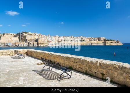 Bellissima vista di La Valletta, Malta come visto da di Senglea, una delle tre città Foto Stock