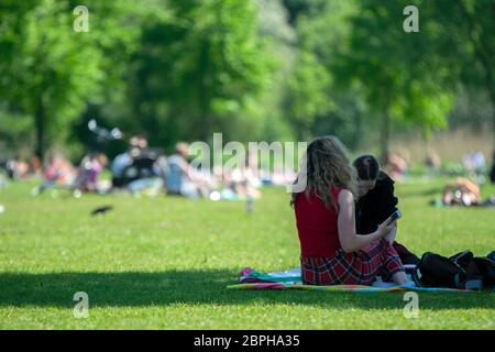 A molte persone al Frankendeelpark Amsterdam Olanda 2020 Foto Stock