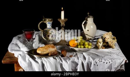 Classica ancora-vita barocca in stile olandese per colazione su sfondo nero Foto Stock