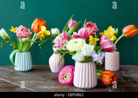 Piccoli mazzi realizzato dal brillante Allegro fiori di primavera Foto Stock