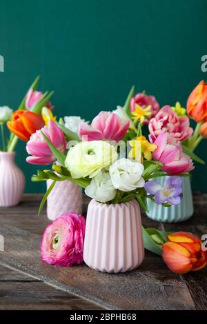 Piccoli mazzi realizzato dal brillante Allegro fiori di primavera Foto Stock