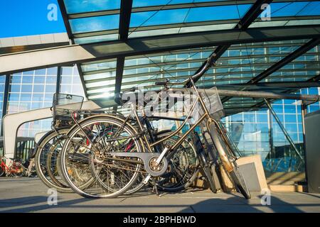 Primo piano delle biciclette in auto dall aeroporto internazionale di Kastrup sotto la tettoia di vetro nella giornata del sole, Copenhagen, Danimarca Foto Stock