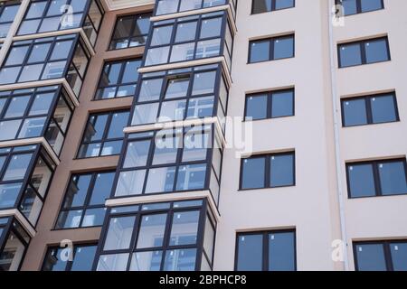 Nuovo Multi-storey edificio residenziale. Appartamenti in una casa nuova. Foto Stock