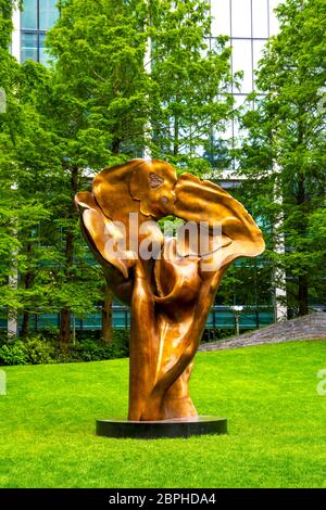 Scultura 'Fortunaa' di Helaine Blumenfeld in Jubilee Park, Canary Wharf, Londra, UK Foto Stock