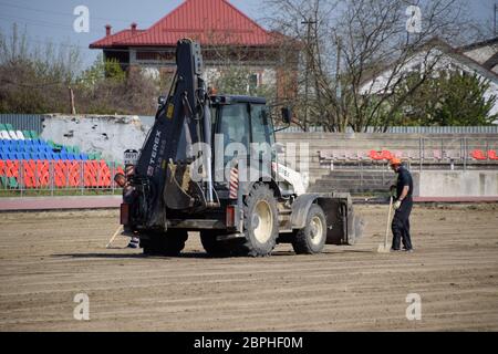 Slavyansk-on-Kuban, Russia - 25 aprile 2019: Lavori di riparazione allo stadio. Erogazione e livellamento della sabbia. Foto Stock