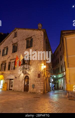 Cattaro, scena di strada nella città vecchia al crepuscolo, 02 gennaio 2020, Montenegro Foto Stock
