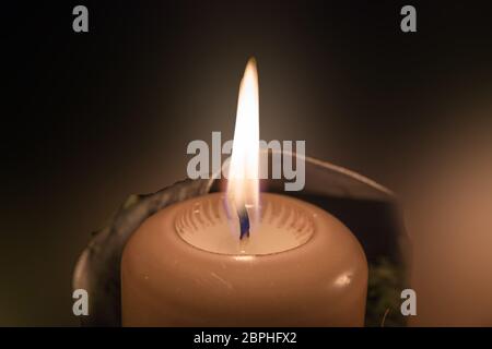 Molte candele accese con profondità di campo Foto Stock