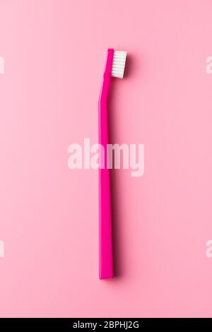 Spazzolino da denti colorati su sfondo rosa. Vista dall'alto. Foto Stock