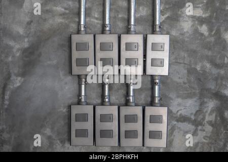 Interruttore grigio chiaro nero con fondo in cemento Foto Stock