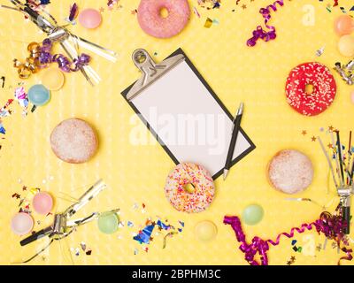 Grande effetto carnevale giallo sfondo con diverse cose di carnevale Foto Stock