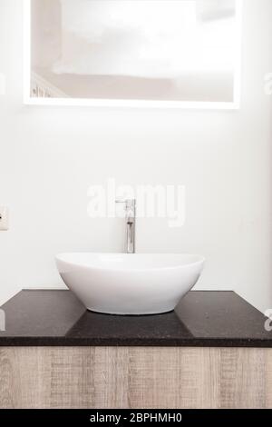 Gli interni del bagno con elegante lavabo bianco svuotano il design moderno e pulito Foto Stock