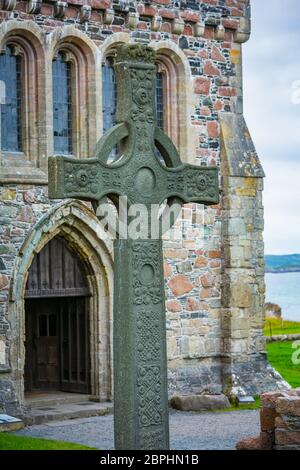 Santa Johns Cross di fronte all'ingresso della storica Abbazia di Iona Foto Stock