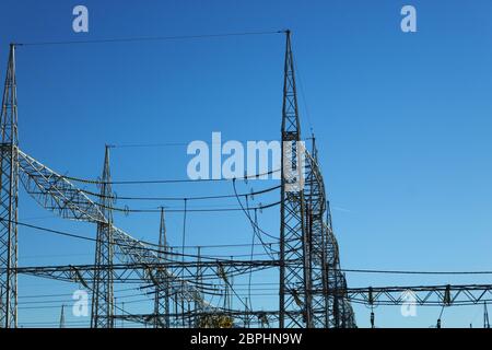 Sottostazione elettrica contro il cielo di alta tensione isolatore elettrico linea elettrica Foto Stock