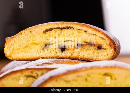 Swiss brioche al cioccolato chip, kaki e tè. Foto Stock