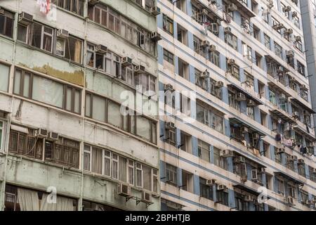 Dettaglio del vecchio, blocco di appartamenti in giù a Hong Kong Foto Stock