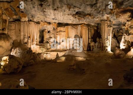 Vista interna di grotte Cango a Oudtshoorn in Sud Africa. Pietra miliare africana. Destinazione di viaggio Foto Stock