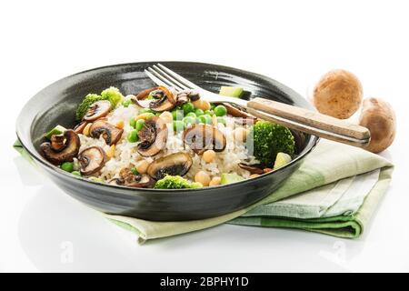 Veganes Gericht: Naturreis mit champignon, Erbsen, Kichererbsen, Avocado, Brokkoli Foto Stock
