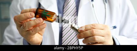 Riempie la sigaretta elettronica con olio cannabinoide Foto Stock