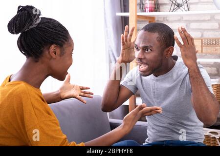 Un Iracondo Scolding a sua moglie a casa Foto Stock
