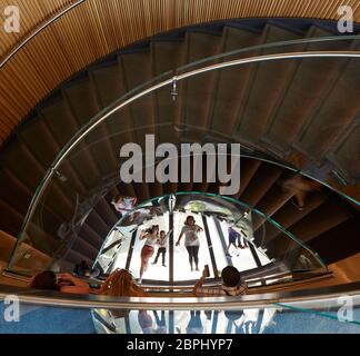 Vista attraverso la scala a chiocciola a forma di oculus per il pavimento in vetro sottostante. Space Needle, Seattle, Stati Uniti. Architetto: Olson Kundig, 2020. Foto Stock