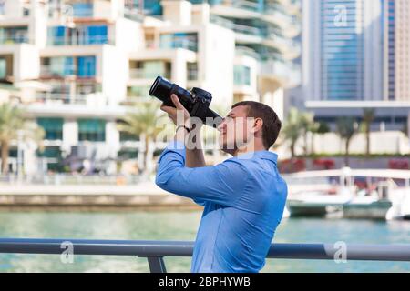 Un fotografo con una grande macchina fotografica a Dubai. Foto Stock