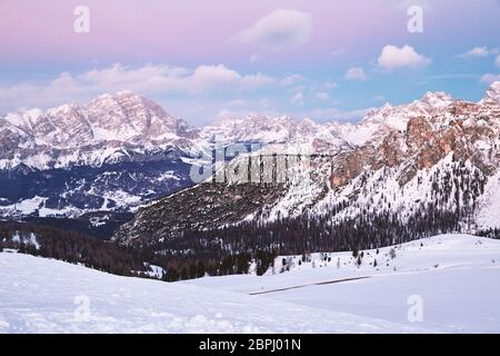 Cortina Ampezzo montagna coperta di neve al tramonto. Provincia di Belluno, Italia Foto Stock