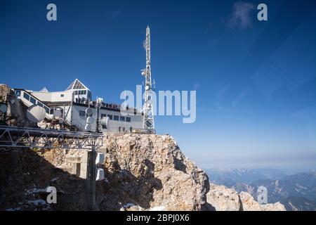 La Zugspitze è la vetta più alta delle montagne del Wetterstein nonché la montagna più alta in Germania. Foto Stock