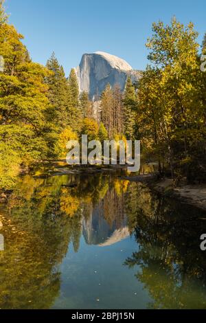Vista dell'Half Dome e del fiume Merced dal Sentinel Bridge nel Parco Nazionale di Yosemite Foto Stock