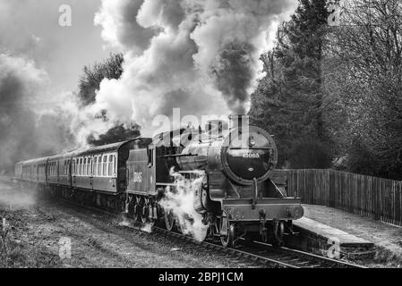Il Mogul locomotiva a vapore del granchio raffigurata sul East Lancashire Railway a Irwell Vale fermare. Foto Stock