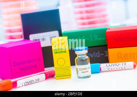 Una serie di medicinali in laboratorio medico per il coronavirus NCOV- 19 dal test PCR, test anticorpale, vaccino e farmaco antivirale remdesivir Foto Stock
