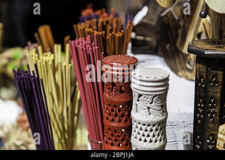 Porta-incenso in ceramica, dettaglio decorazione orientale, aroma Foto Stock