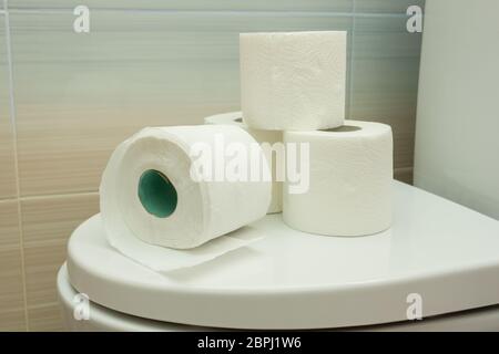 Più rotoli di carta igienica sono sul coperchio del wc Foto Stock