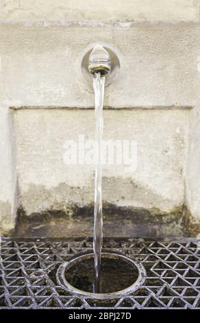 Fontana d'acqua antica, particolare di una fonte di acqua potabile, acqua potabile Foto Stock