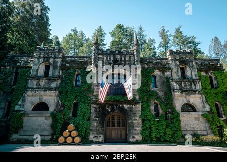 Azienda vinicola Chateau Montelena. Azienda vinicola fondata nel 1882 in un castello con giardini paesaggistici, che offre degustazioni giornaliere e visite nei giorni feriali. Napa Valley, California Foto Stock