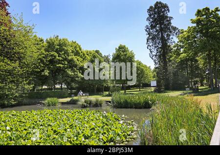 Il laghetto delle anatre e il verde antico villaggio a Sanderstead, Surrey, un villaggio ricco nel Sud Croydon, Regno Unito. Angolo tra Limpsfield Road e Addington Road Foto Stock