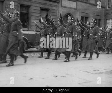 marcia della polizia a Colonia Heinrich Hoffmann Fotografie 1933 fotografo ufficiale di Adolf Hitler, e un politico e editore nazista, che era un membro del circolo intimo di Hitler. Foto Stock