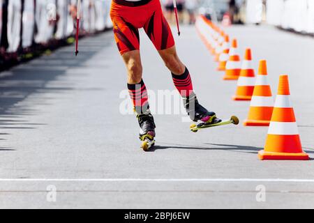 atleta sciatore finale in gara di sci a rulli Foto Stock