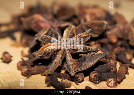 Selezione di spezie invernali su un tagliere di legno Foto Stock